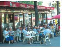 Parisko kafetegi bateko terraza. Demokrazia da hiritarrei askatasun sozial, ekonomiko eta politiko gehien eskaintzen dien sistema.<br><br>